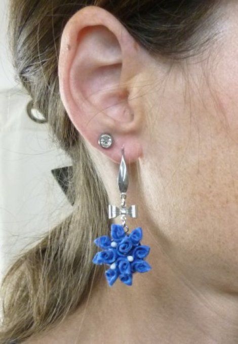 Boucle d'oreille bouquet bleu roi