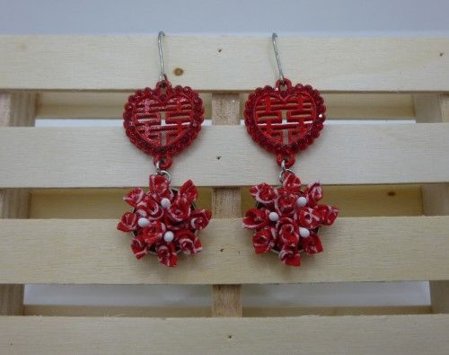 Boucle d'oreille bouquet rouge avec coeur en métal