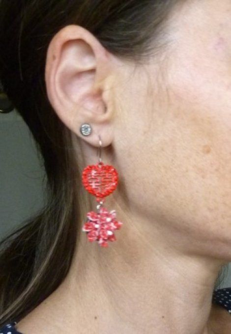 Boucle d'oreille bouquet rouge avec coeur en métal