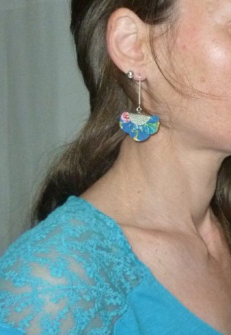 Boucles d'oreille pétales froncés bleu