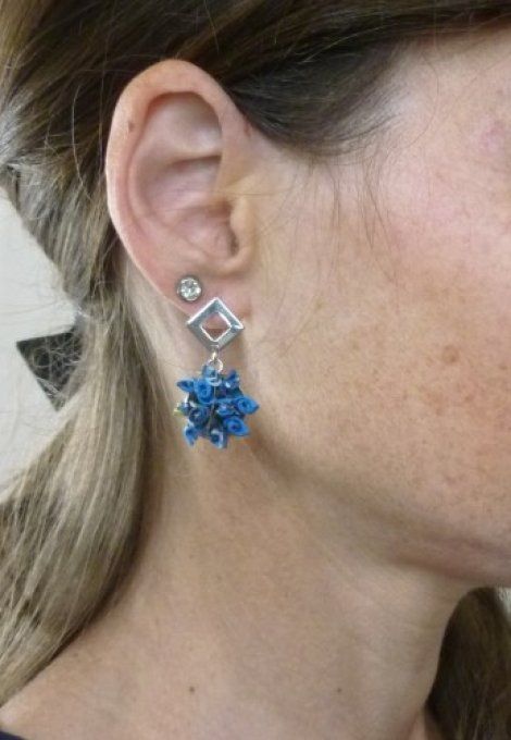 Boucle d'oreille mini bouquet bleu