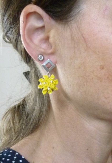 Boucle d'oreille mini bouquet jaune