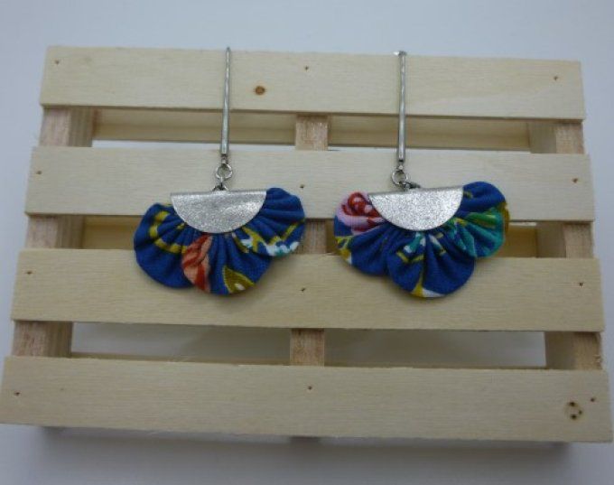 Boucles d'oreille pétales froncés bleu