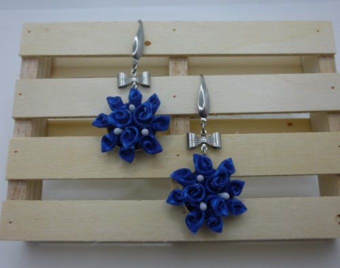 Boucle d'oreille bouquet bleu roi