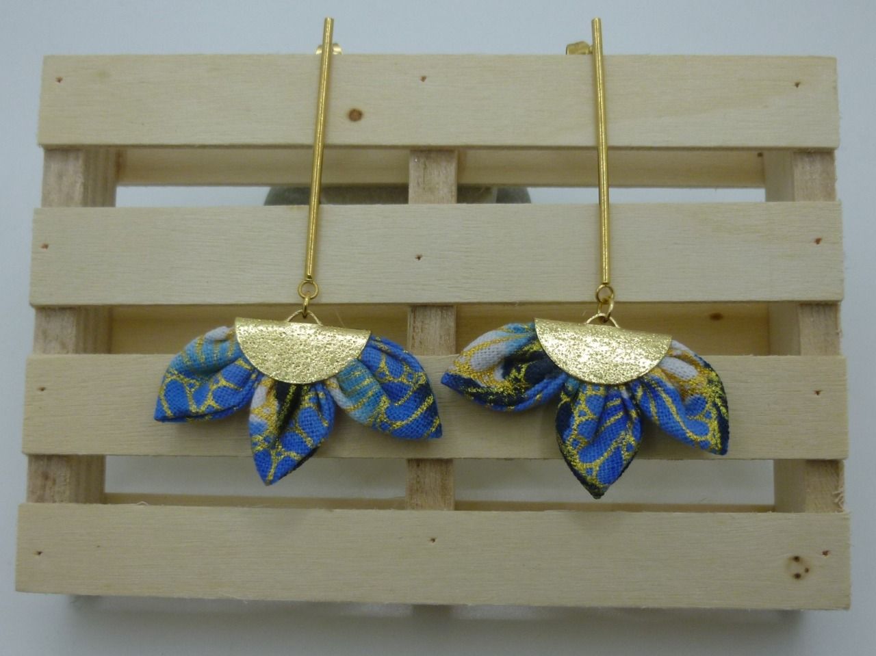 Boucles d'oreille pétales pointus bleu et doré