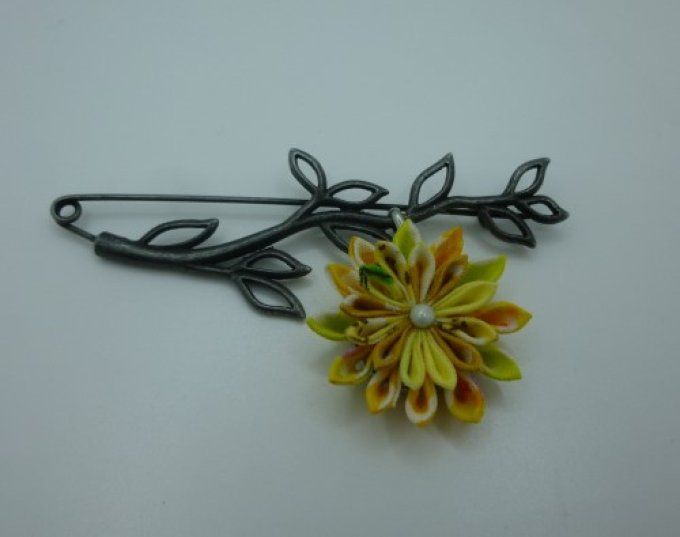 Broche branche jaune