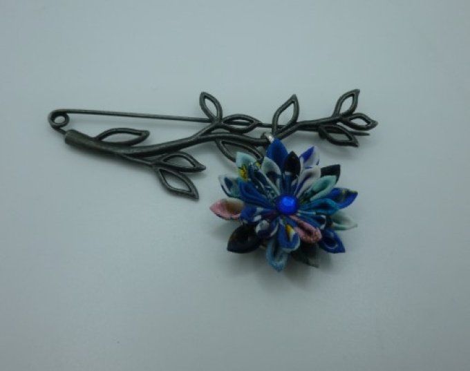 Broche branche bleue