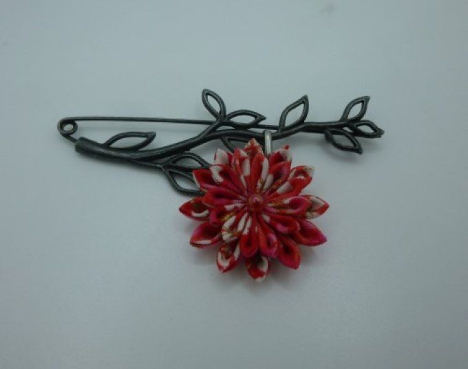 Broche branche rouge