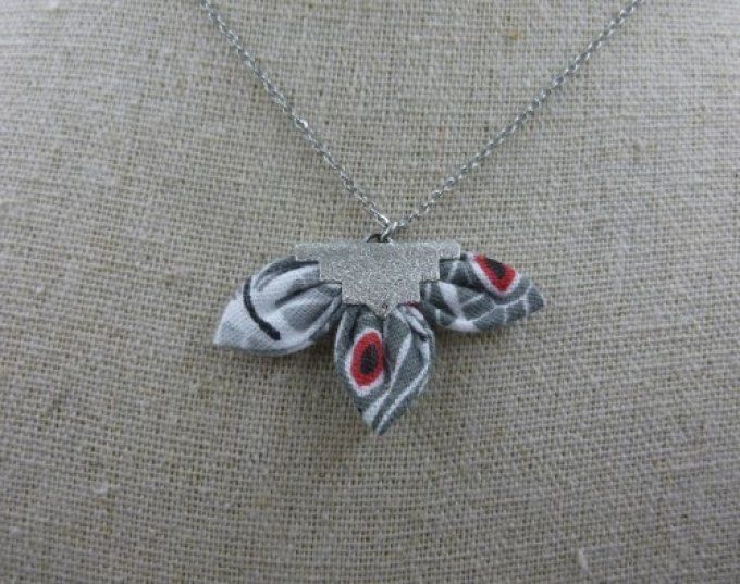 Collier 3 pétales blanc et gris