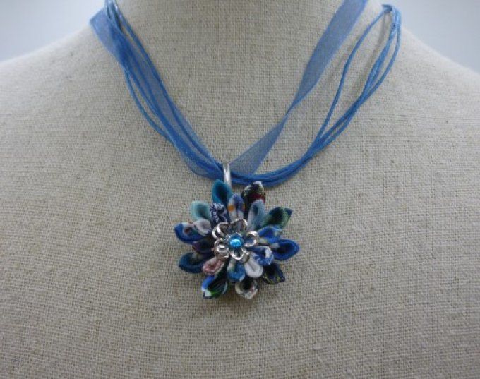 Collier chrysanthème bleu