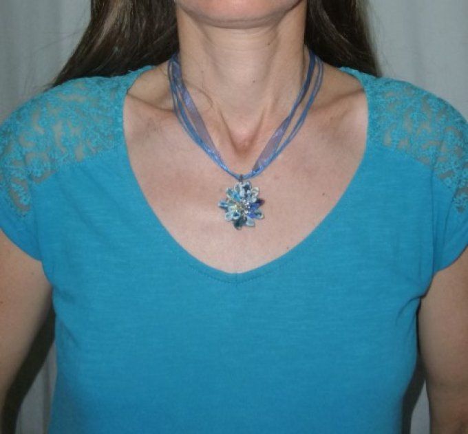 Collier chrysanthème bleu