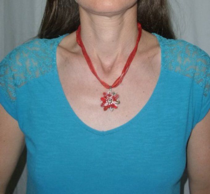 Collier chrysanthème rouge