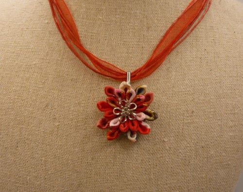 Collier chrysanthème rouge