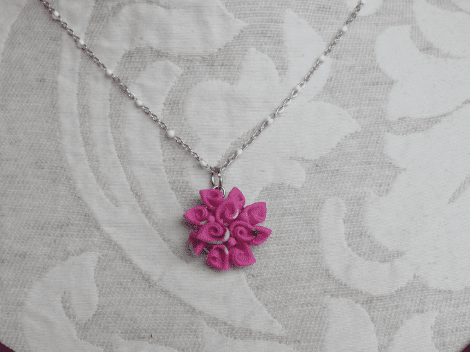 Collier petit bouquet rose