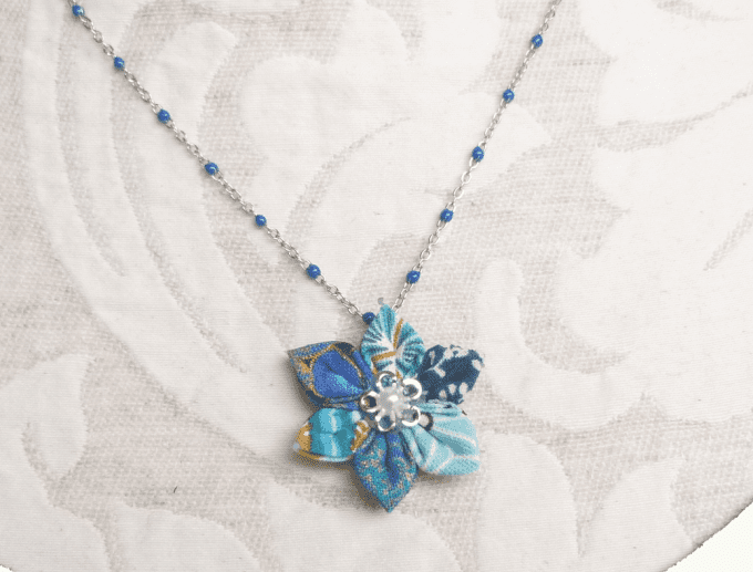 Collier tissu narcisse bleu