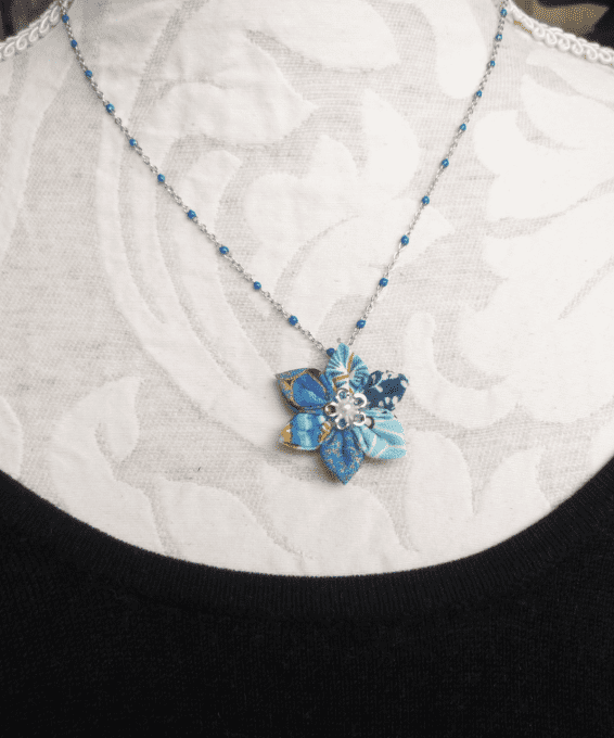 Collier tissu narcisse bleu