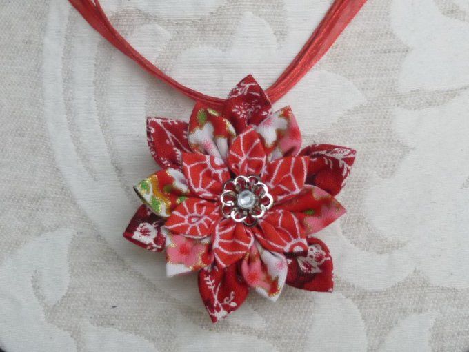 Collier narcisse triple rouge