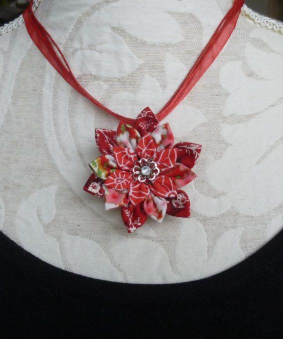 Collier narcisse triple rouge