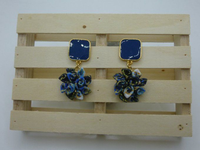 Boucle d'oreille mini bouquet et résine bleu 