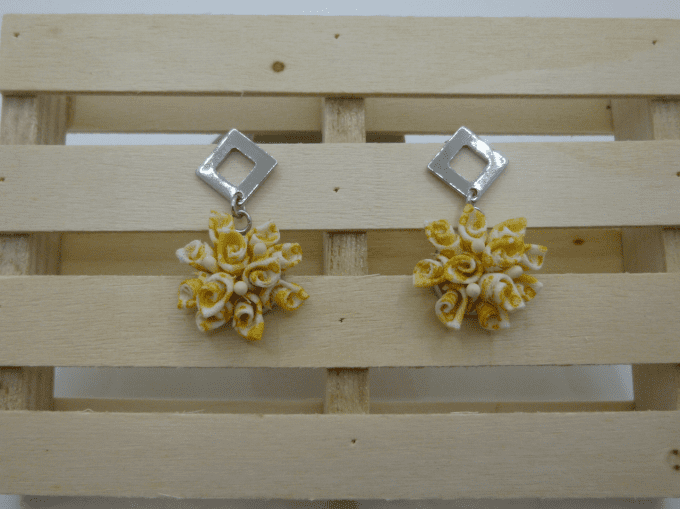 Boucle d'oreille mini bouquet jaune