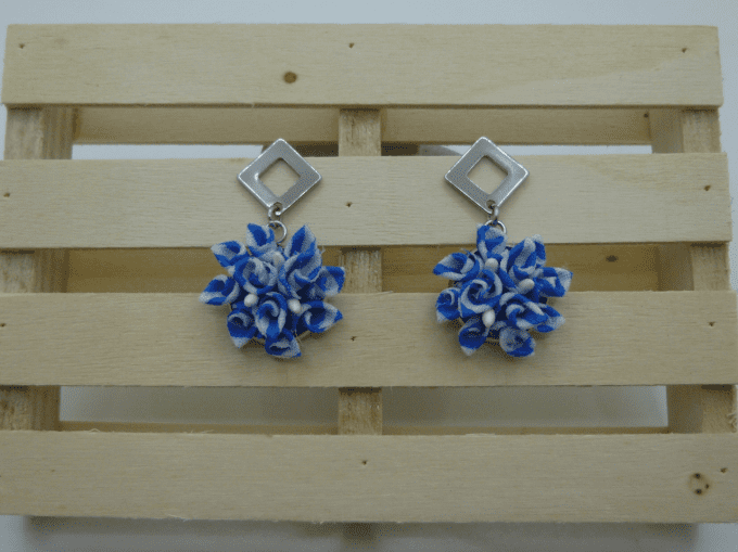 Boucle d'oreille mini bouquet bleu