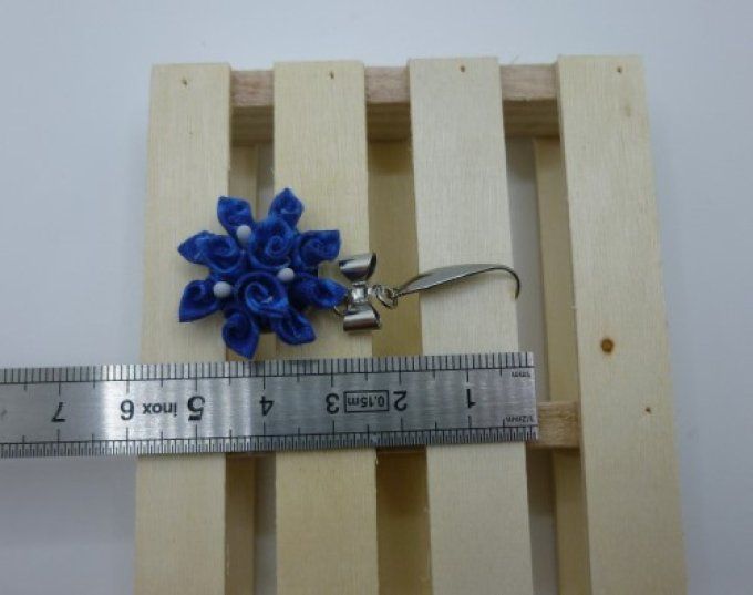 Boucle d'oreille bouquet bleu roi