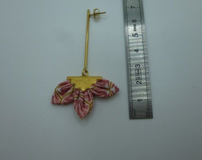Boucles d'oreille pétales pointus rose et doré