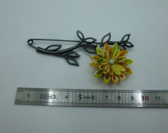 Broche branche jaune