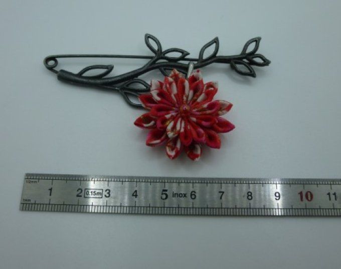 Broche branche rouge